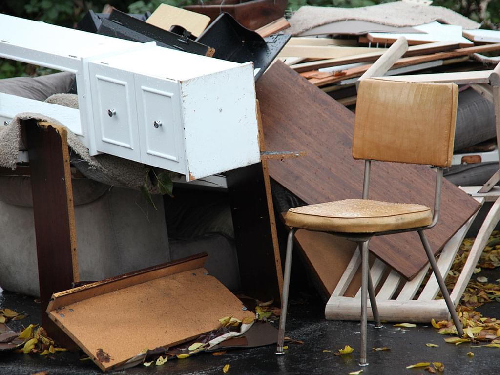 Restos de recheio de casa e lixo